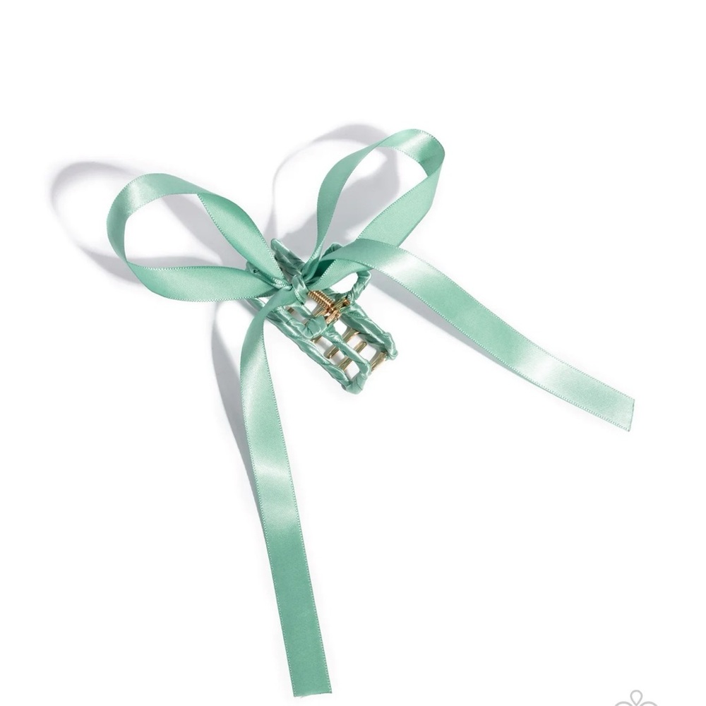*NEW*  Paparazzi Mint Green Hair Clip with Ribbon

“Haute Hairdtylist”